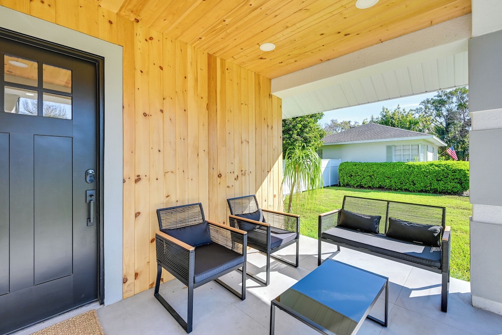 Modern Lakeland Golf Retreat w/ Putting Green