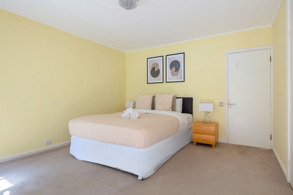 Elegant & Airy 2BR near Regents Park