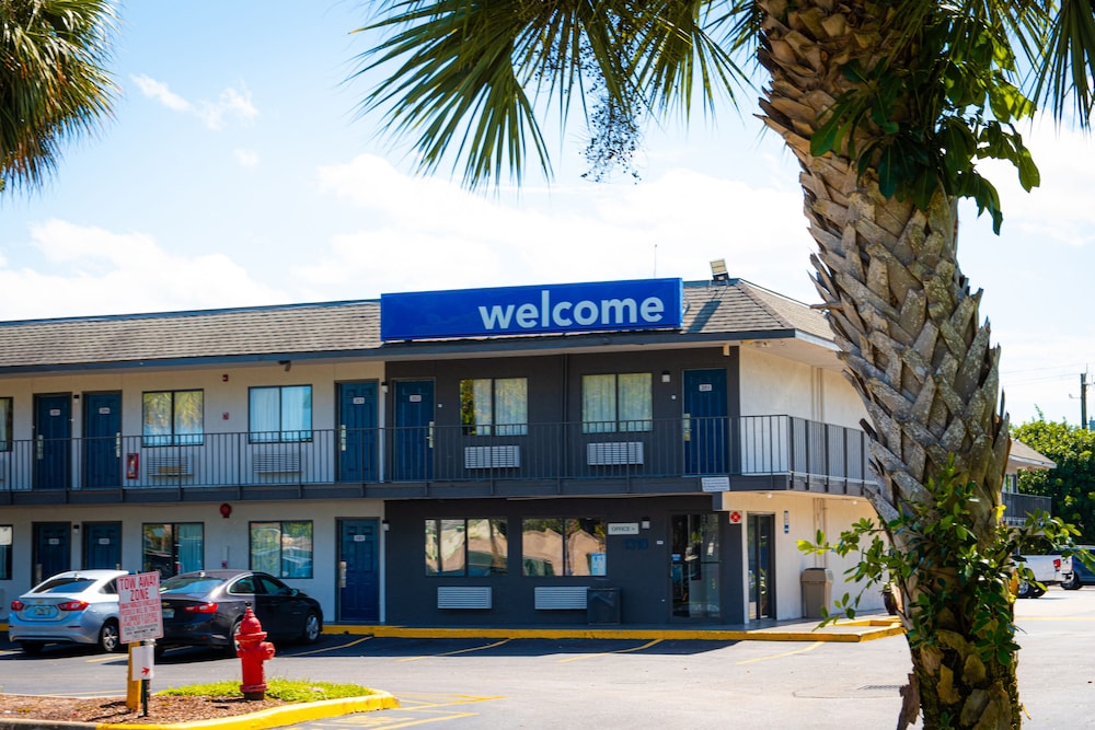 Motel 6 Lantana, FL