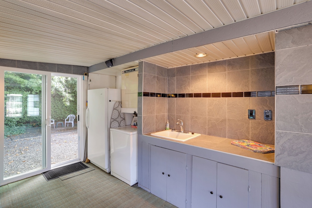 1 Mi to Birch Bay SP! Cozy Cabin w/ Pool Access