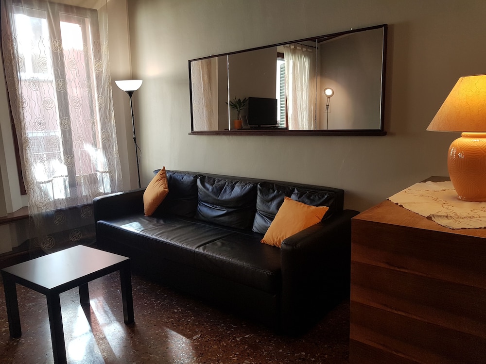 Spacious and Beautiful 60 sqm Apartment in the Very Heart of Bologna photo 5