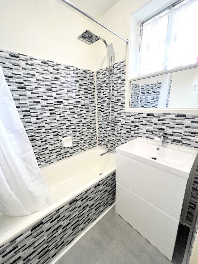 Cozy 1-bedroom Unit in St Kilda w/ Parking & Wifi