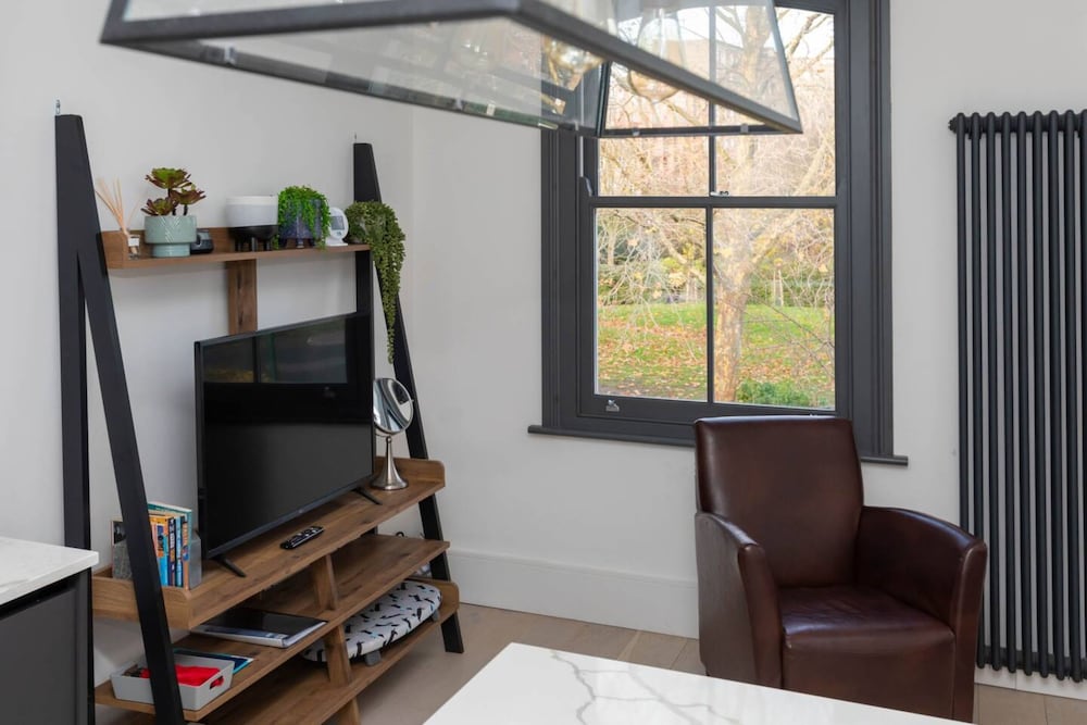 Contemporary 2 Bedroom Apartment on Columbia Road