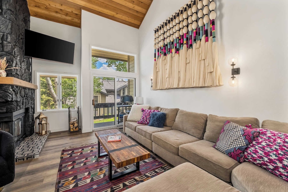 Ridgepoint Retreat Mountain Escape for 8 w/ Resort Amenities
