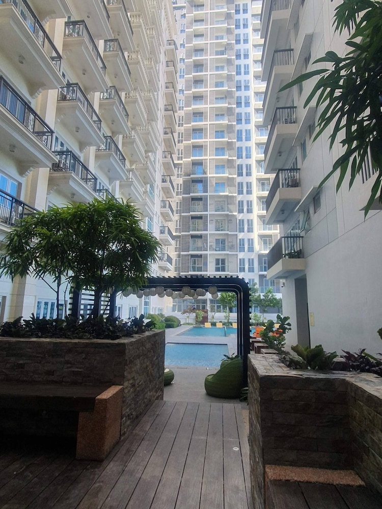 Cozy Iloilo City Condo With Shared Pool and Fitness Center