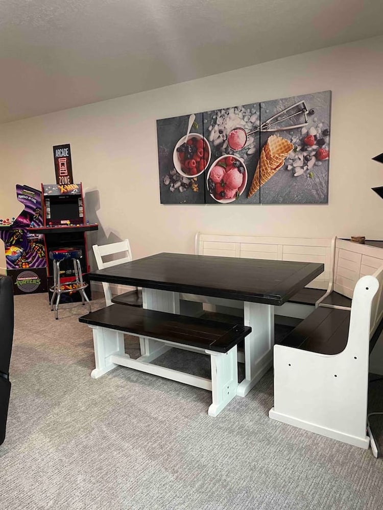 Bear Lake Table Downtown Garden City Townhome