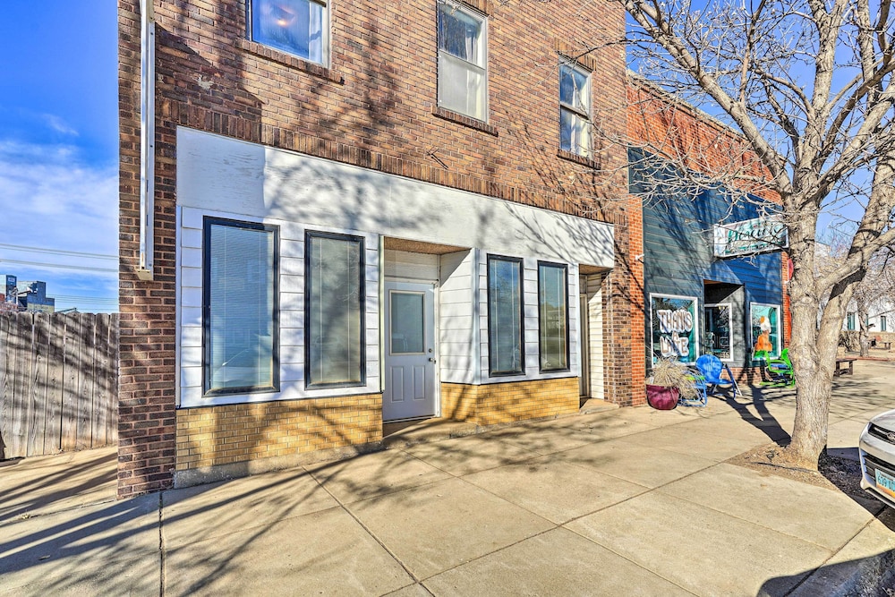 Pet-friendly Downtown Hettinger Apt w/ Yard! view 2