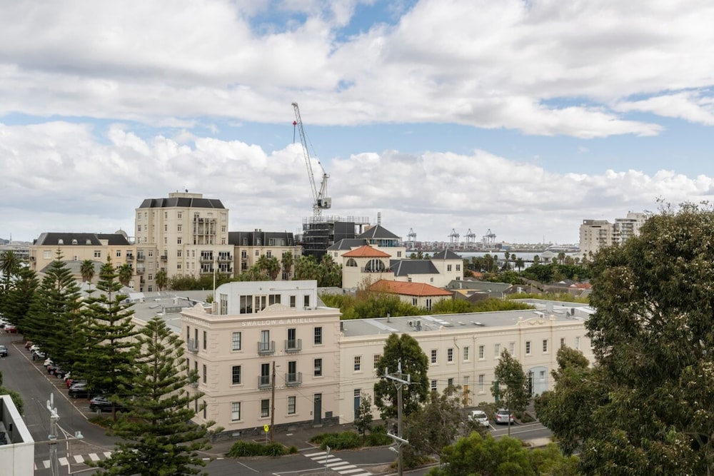 Stunning View 2-bed in Port Melbourne w/ Parking