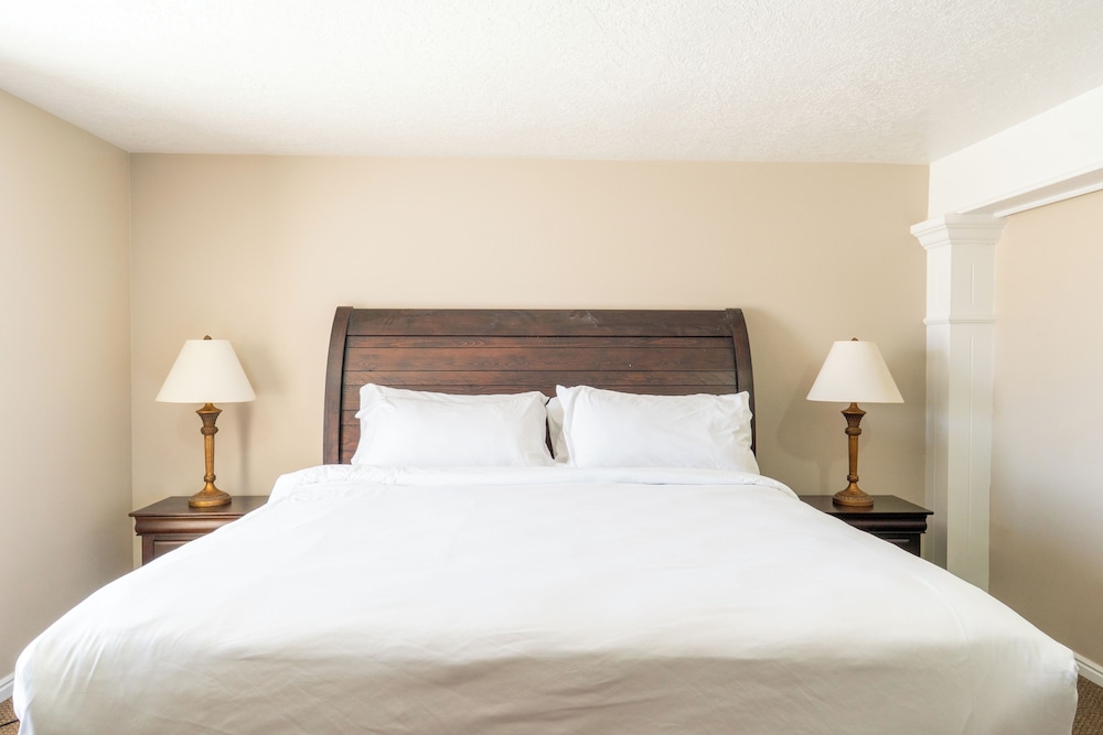 Road Creek Inn