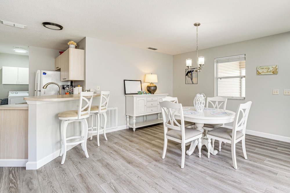 6 Mi to Lake Sumter Landing: Home w/ Perks!