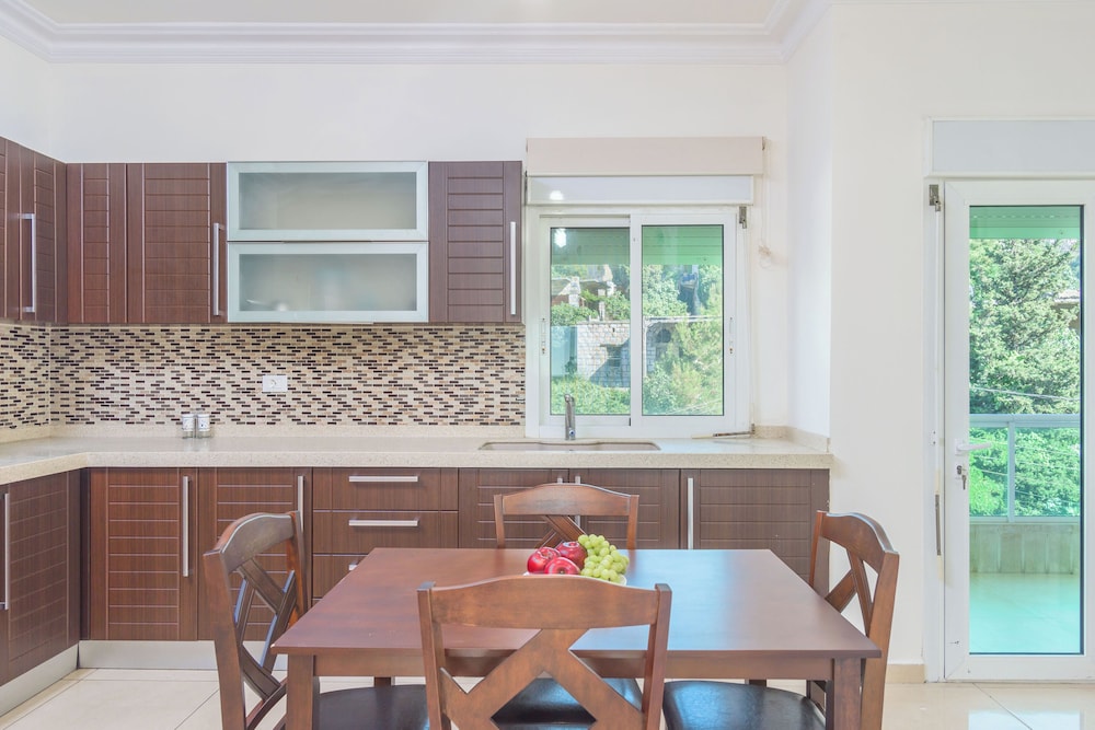 Glint 3-Bedroom Apartment & Balcony in Aley