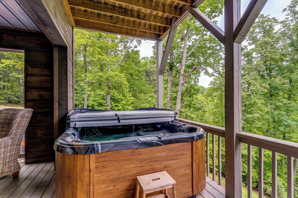2 Decks, Grill, Hot Tub: Mountain Cabin in Murphy view 2