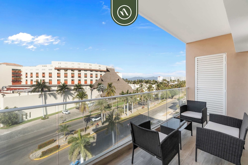 Tropical 2 BR Retreat - Close to the Beach - Pool