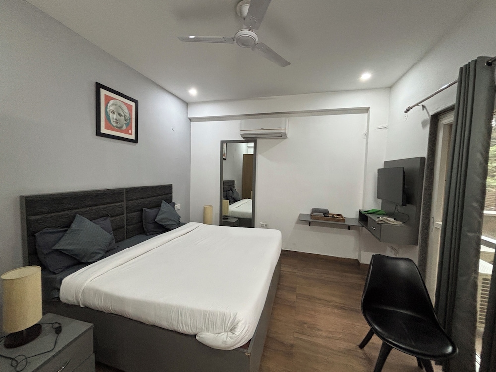 Housr Sector 43 Gurgaon Paras Hospital