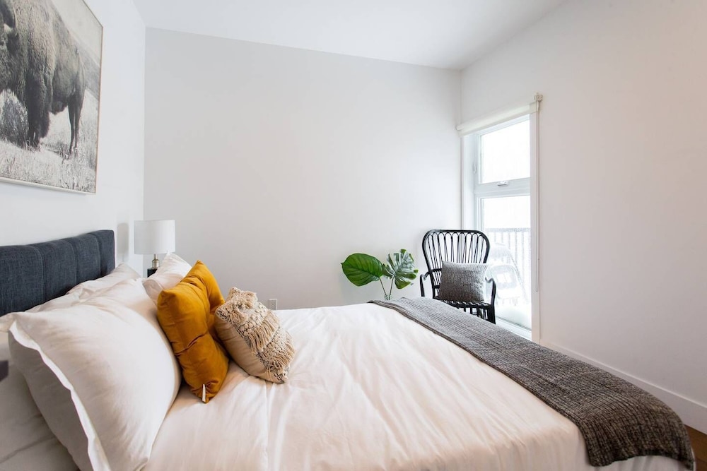 Spacious 2 Bedroom Condo in Little Italy - Image 5