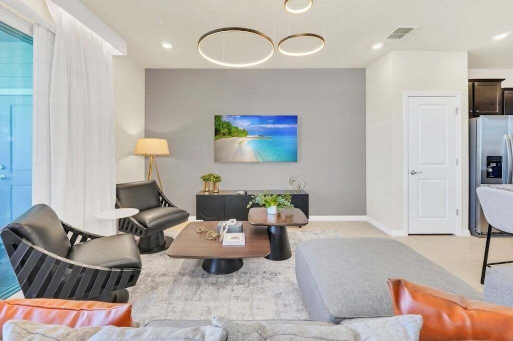 The Cutest Tonwhome & Private Splash Pool! 5 Bedroom Townhouse