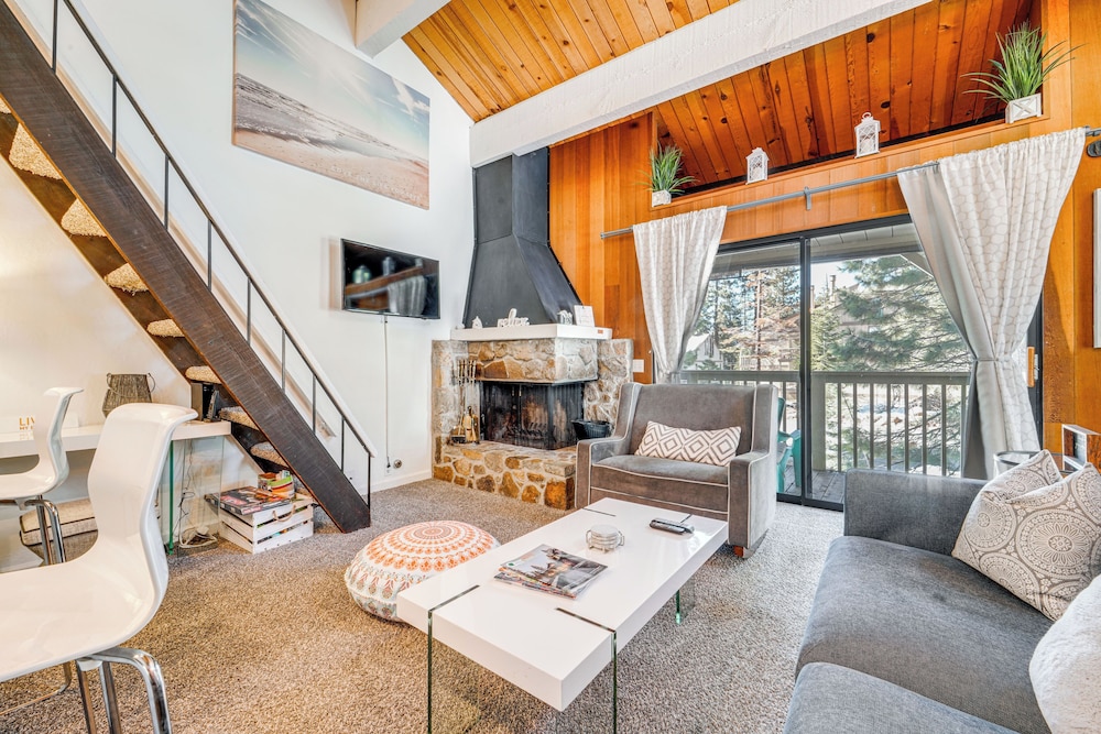 1 Mi to Lake Tahoe: Condo w/ Pool Access