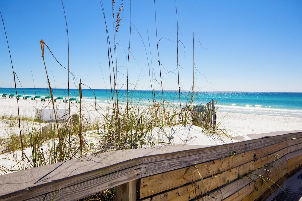 Searenity Awaits: 2-bd, 2-ba Coastal Escape! Perfect for 5! Pet Friendly!