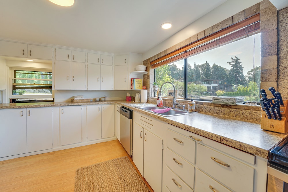 1/2 Mi to Yarrow Bay: Family Home in Kirkland