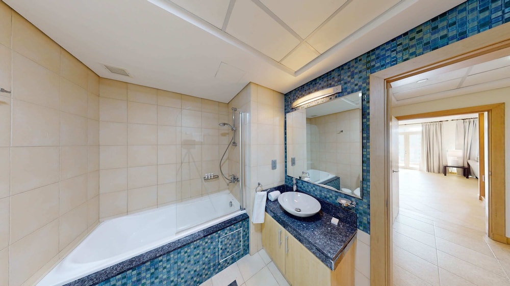 Al Dabas Beach Views 3BD Sleeps 6 Beachfront Beach Pool Access