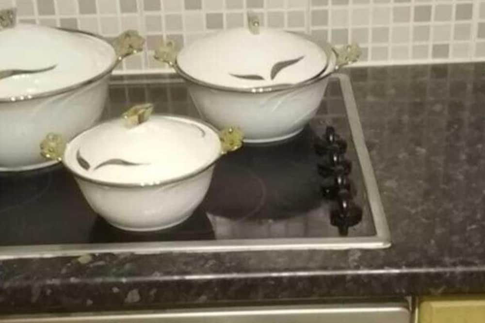House - Sleeps 8 - Garden - Parking