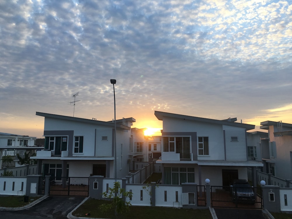 Lux Desaru Villa
