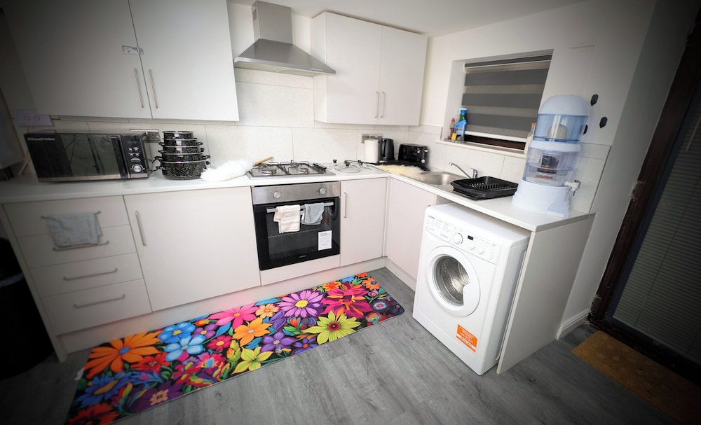 Chic Apartment in Manchester Sleeps 5