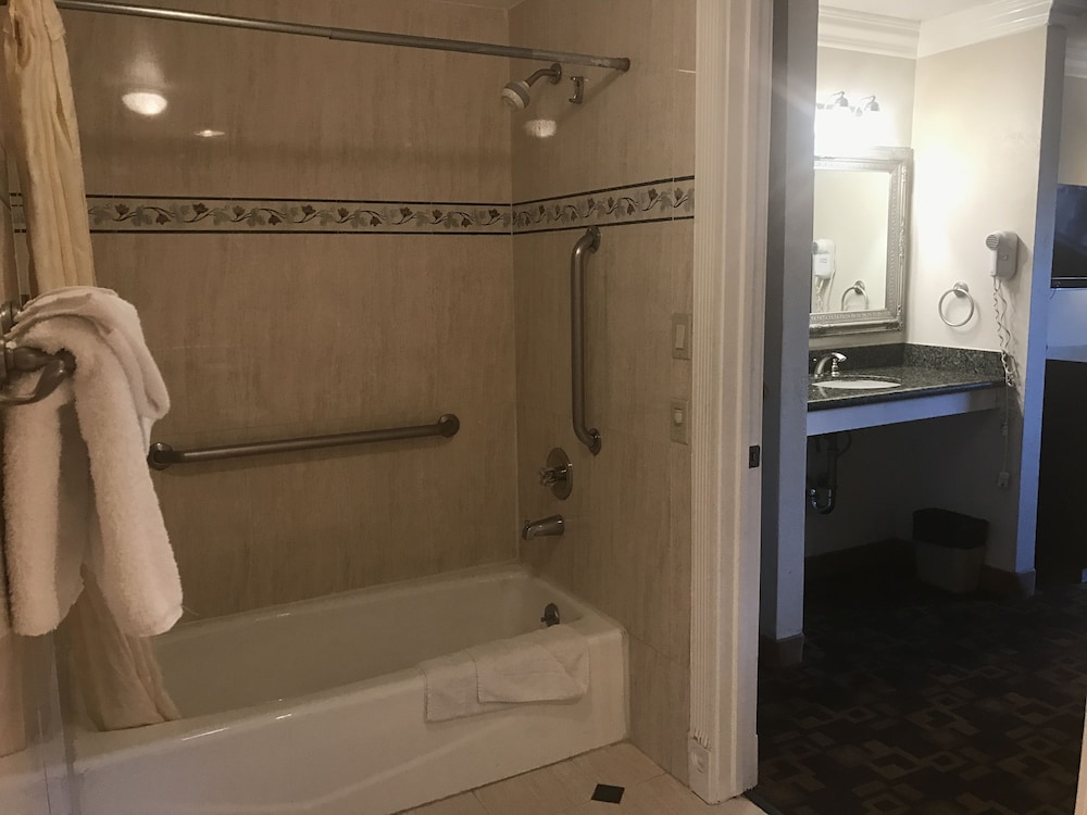Castaic Inn Near Six Flags Magic Mountain - Property Image 18