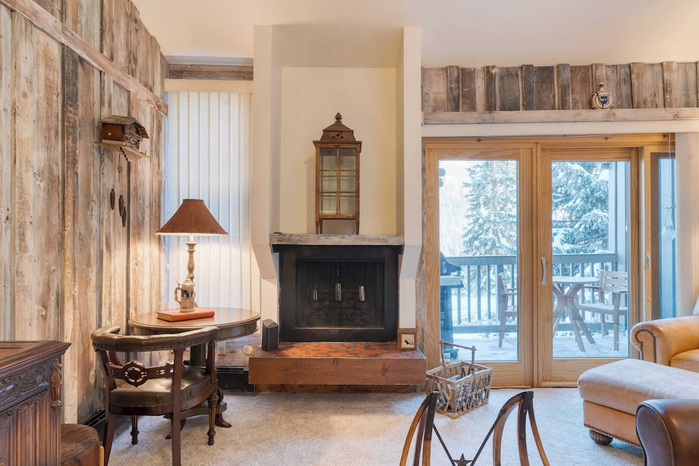 Vail Vista Mountain Retreat w/ Balcony & Views, Near Vail Ski Village