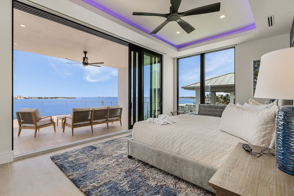 793 Shoreline Estate: 6bd/6br, Luxurious Pool Home On The Water! 6 Bedroom Home