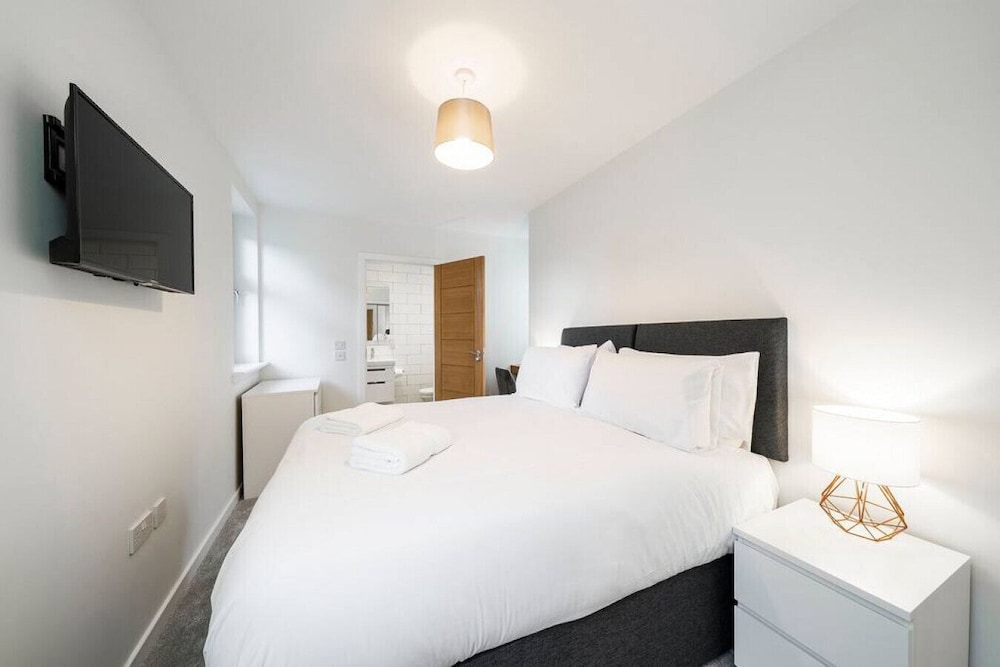 West Queen Street Apt - The Luxe Life
