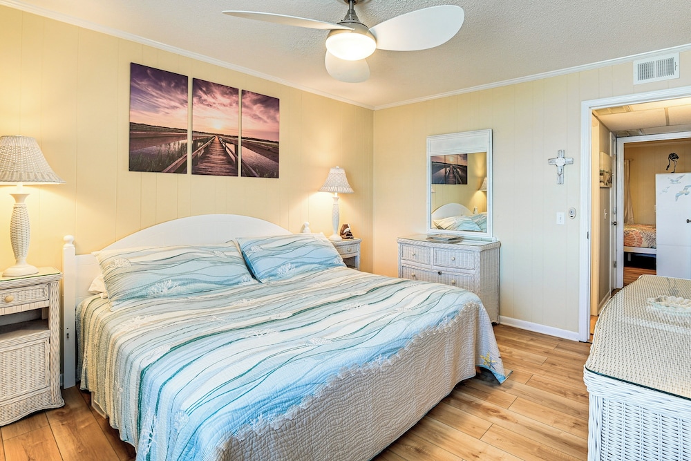 Waterfront Gem w/ Balcony in Garden City