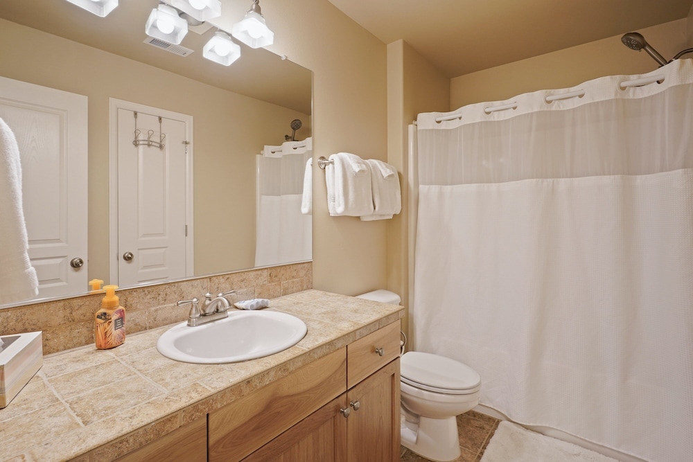 Ellie 30 Days Minimum 3 Bedroom Home by RedAwning