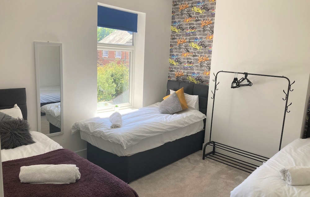 Lovely 4-bed House in Central Wolverhampton view 3