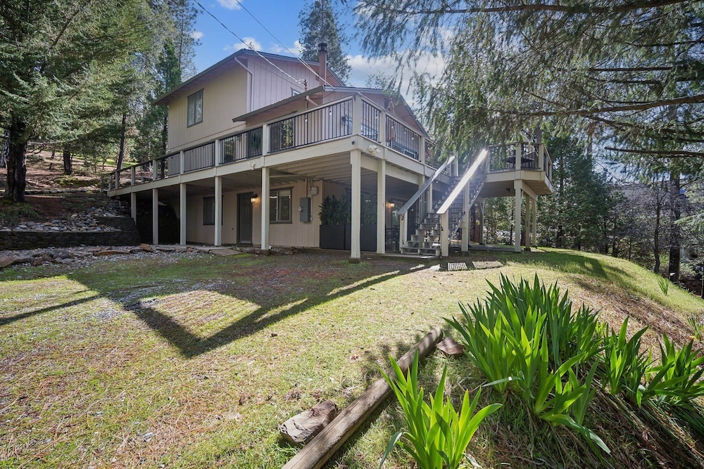 Whispering Pines Retreat 5 Bedroom Home by Yosemite Region Resorts