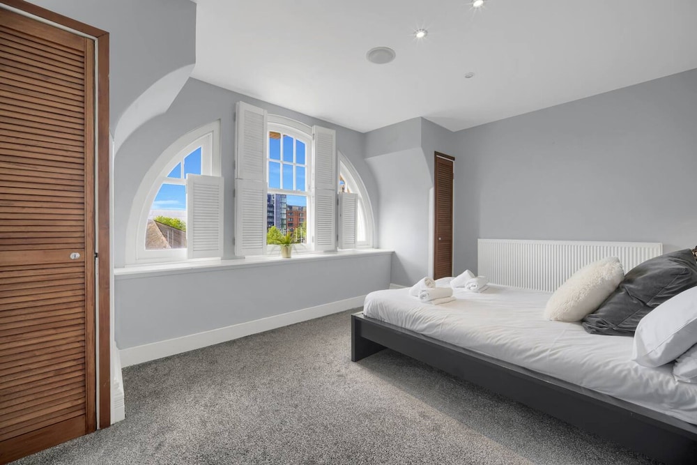 Luxury Penthouse Suite - Swansea Central - Beach