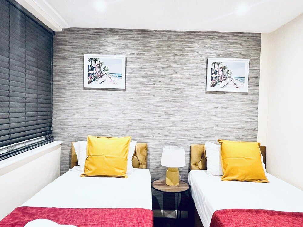 House - Sleeps 10 - Parking - Garden