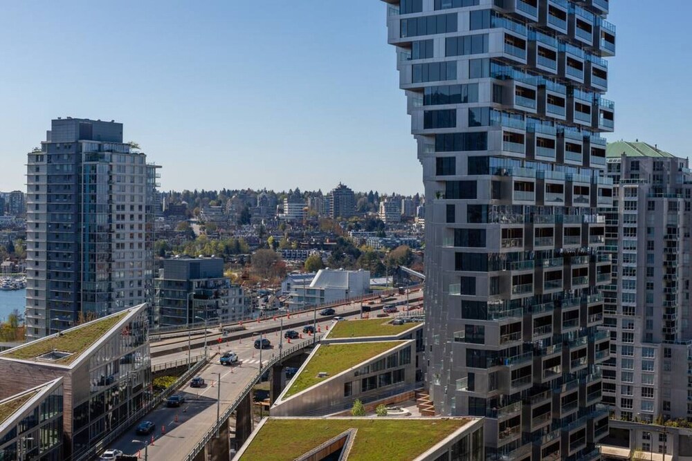 Beautiful 2 Bdrm 2bath Condo Downtown With Views of the Ocean