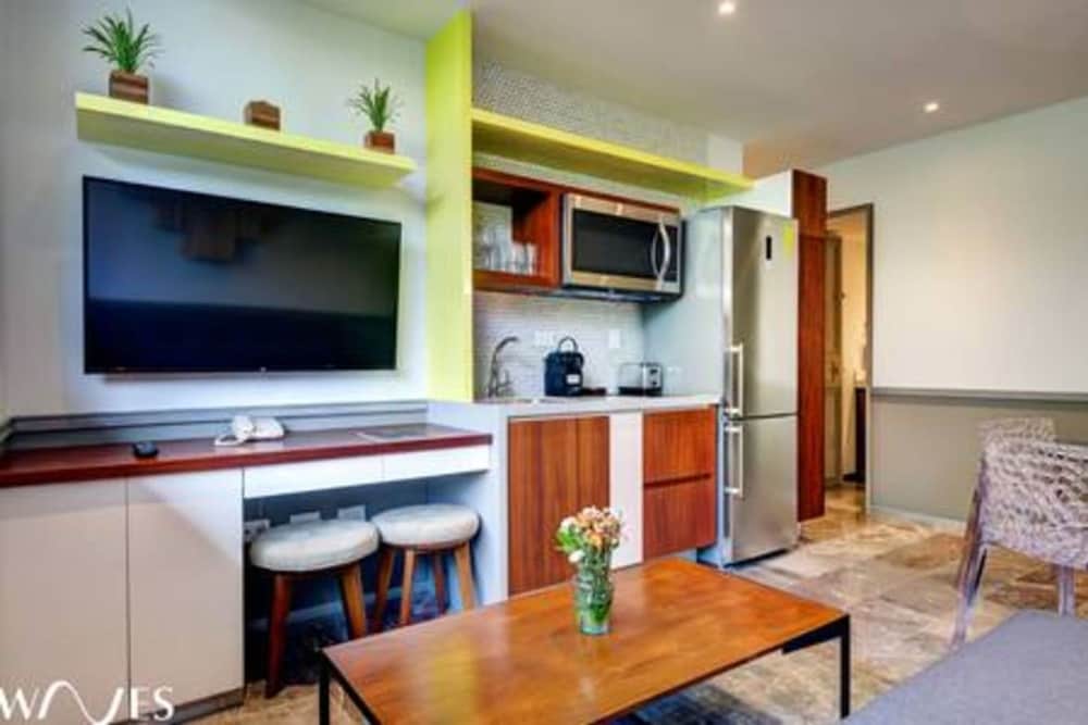 2 Br With Rooftop Pool and Stunning Ocean View