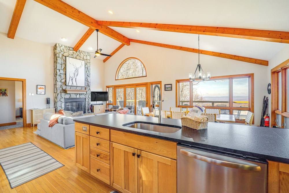 Deck, Fire Pit & Game Room: Beech Mountain Retreat
