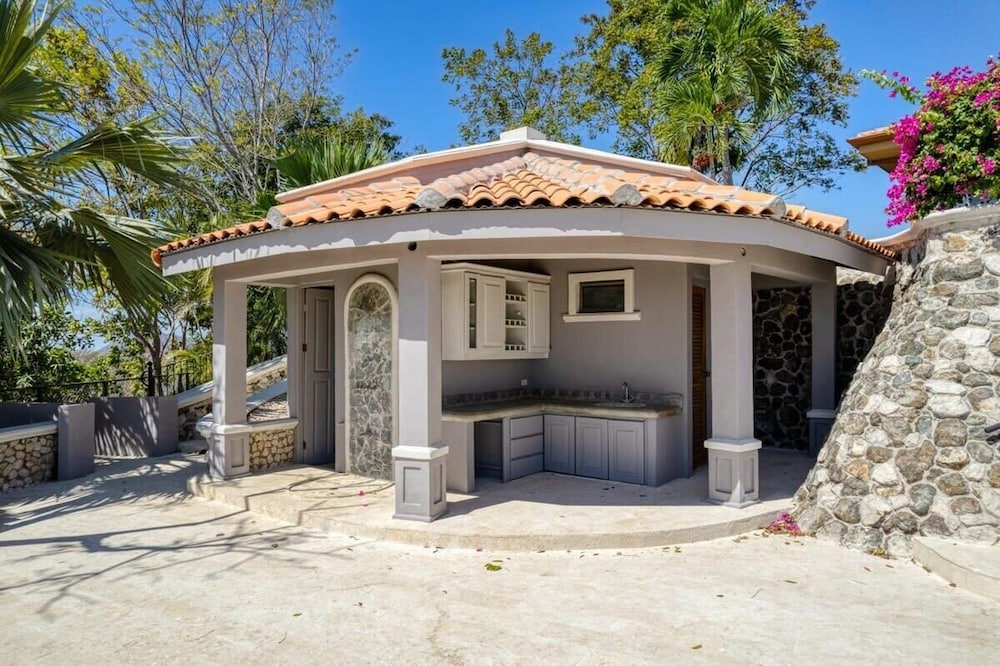 Stunning Mountaintop Property with Stylish Main Home, Private Guesthouse & Infinity Pool