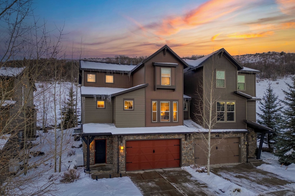 Abigail Drive Year-round Retreat w/ Hot Tub Near Trails + Historic Main St