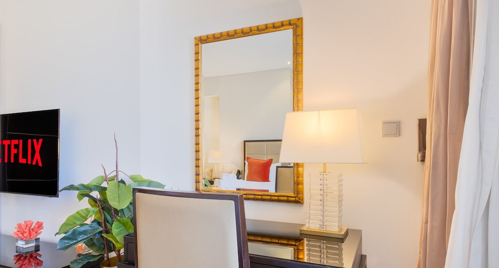 LUX The JW Marina Studio 3