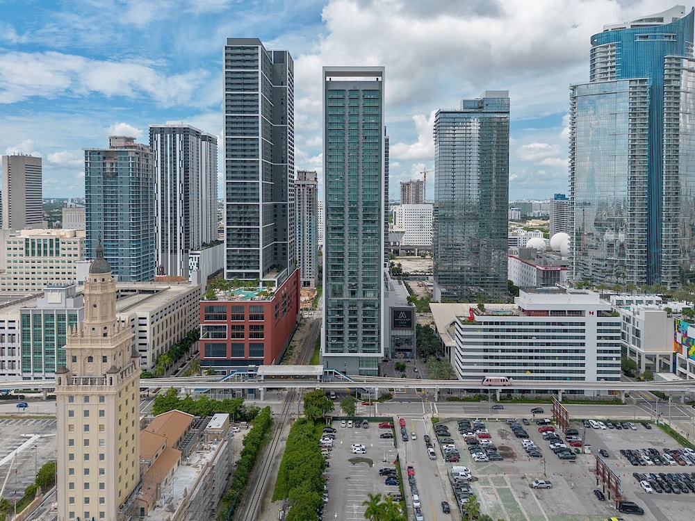 Luxury 1BR Penthouse, Bay & City Views Downtown