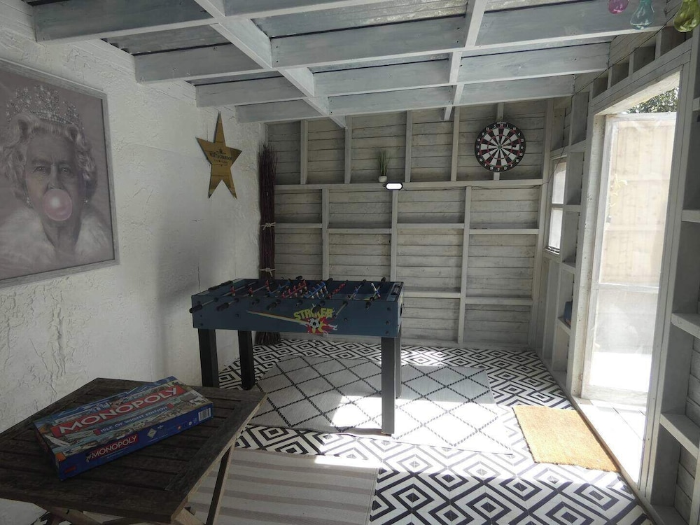 Isle Escape Retreat- Sleeps 4, Garden & Games Room