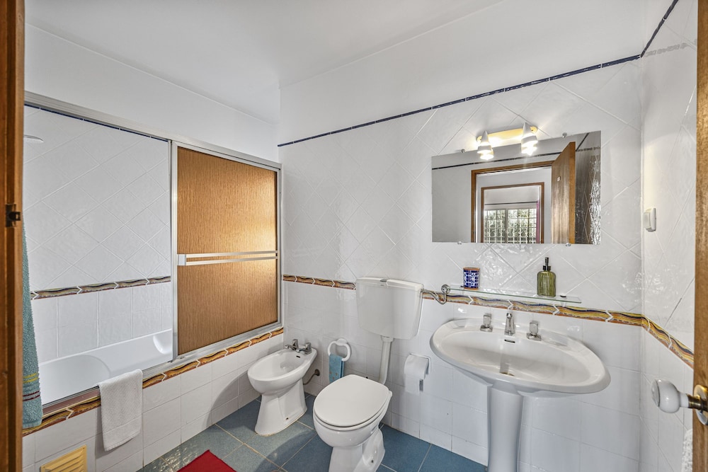 Muxima in Quelfes With 3 Bedrooms and 2 Bathrooms