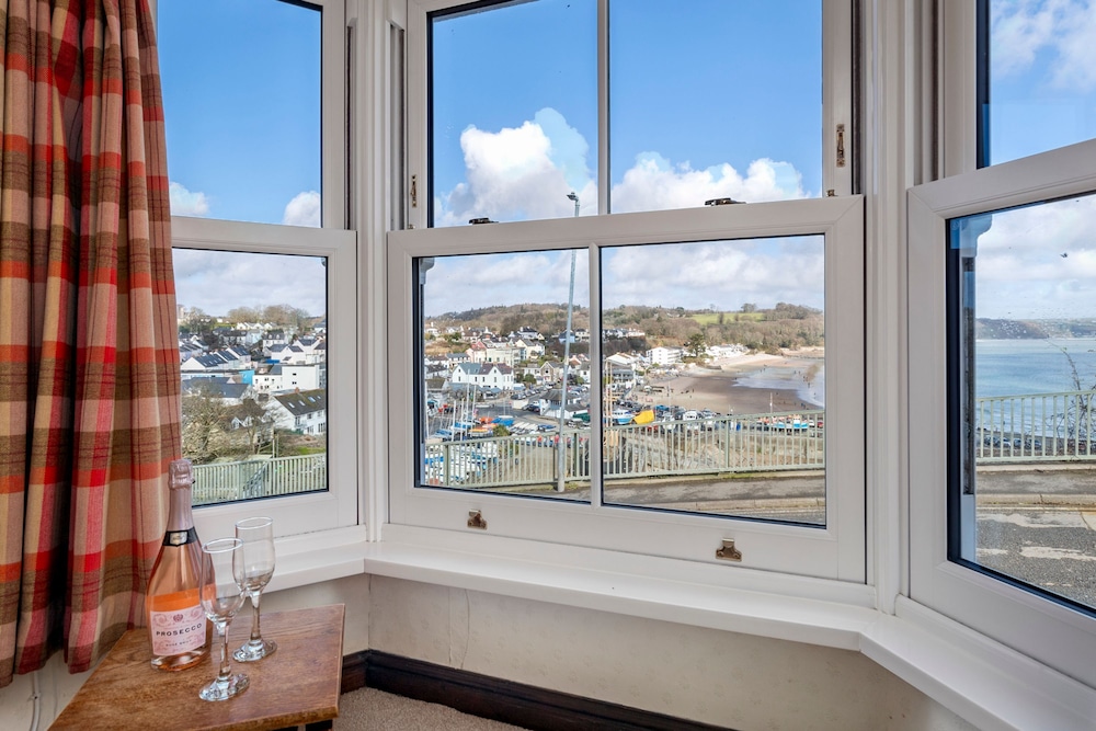 Hill Cottage - Spectacular Sea Views Parking