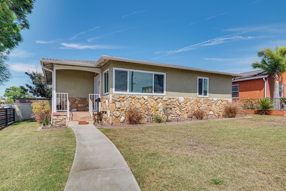 4 Mi to Sofi Stadium, Fenced Yard: Modern Retreat!