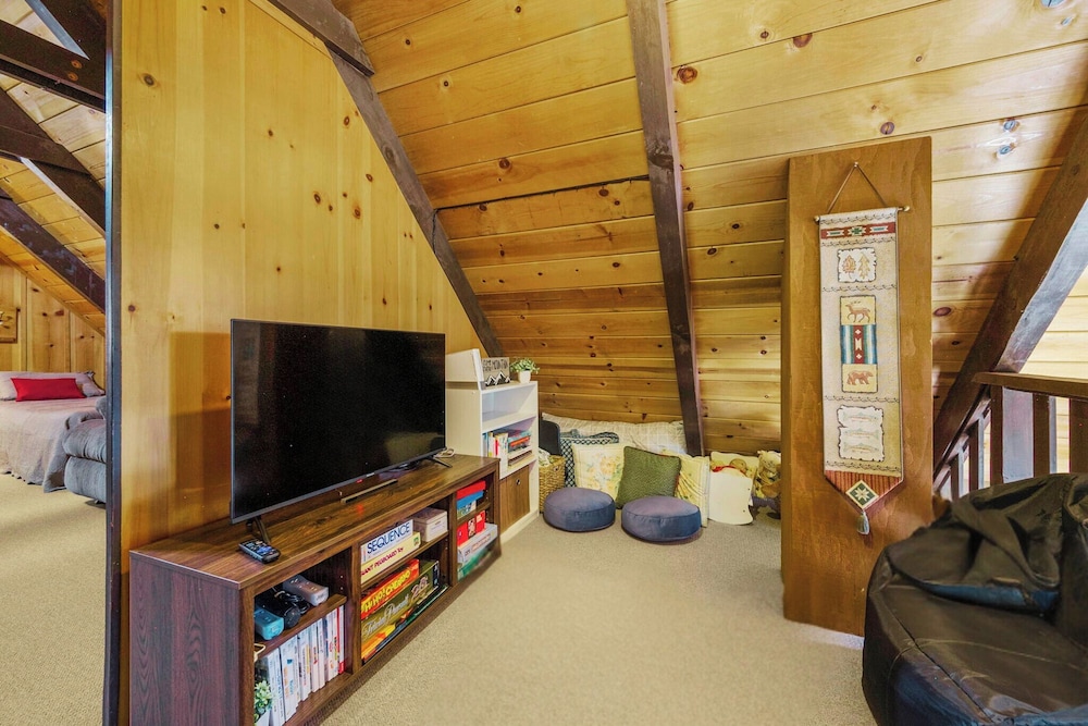 Walk to Fly-in Lake: Blue Lake Springs Cabin!