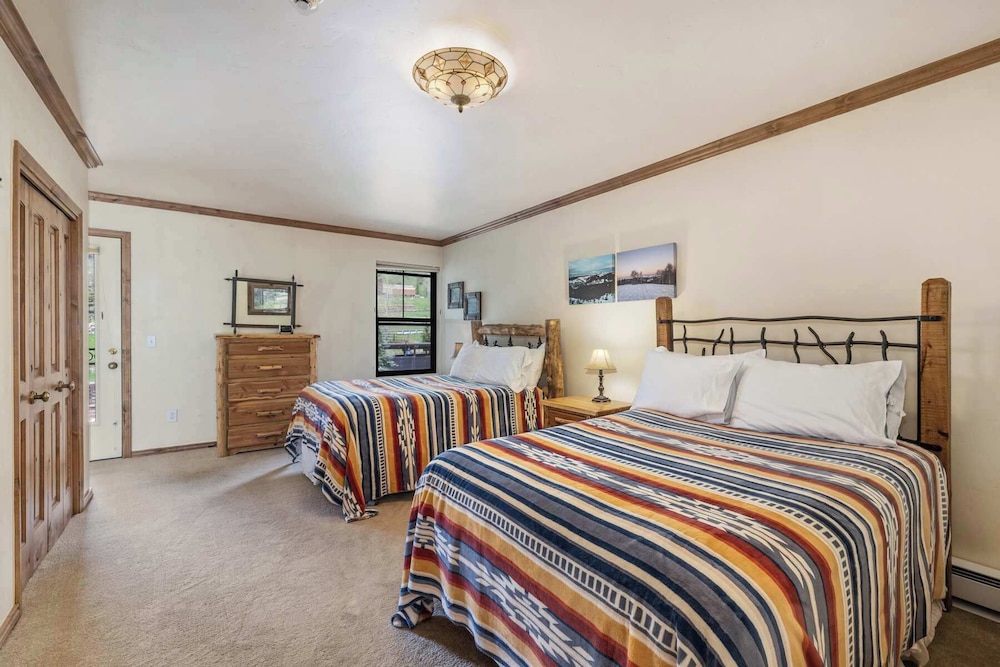 Landmark Vail - Charming Condo for 8 with Resort-style Amenities